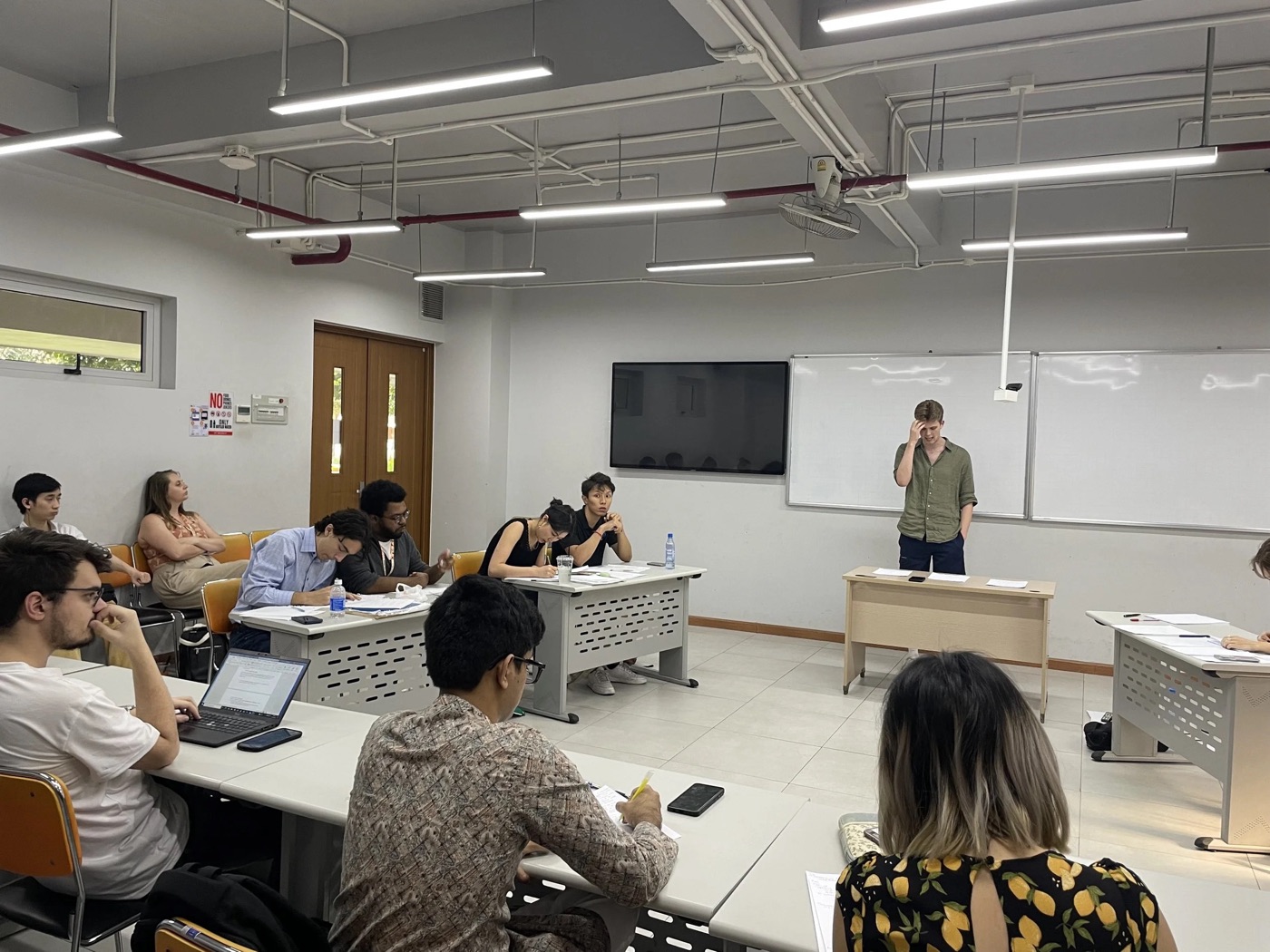A live debate round in progress